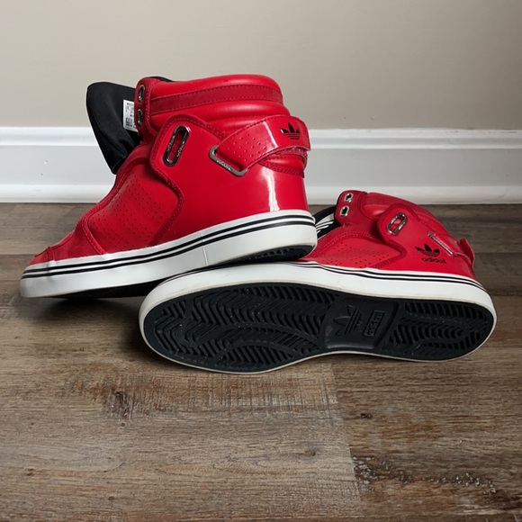 Men’s US 9 Adidas Red and Black Hightops - Picture 3 of 6